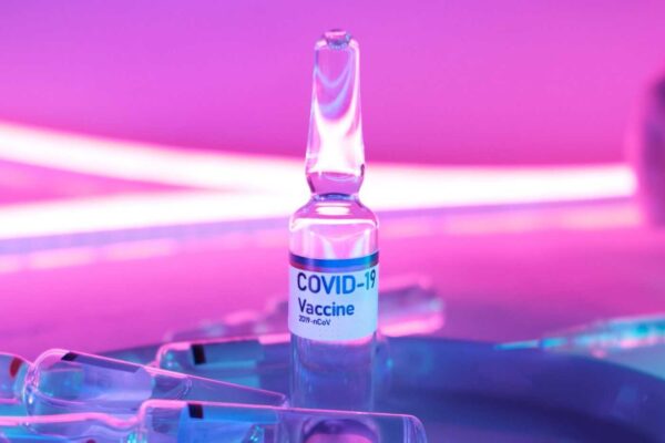 ampułka ze szczepionką COVID-19